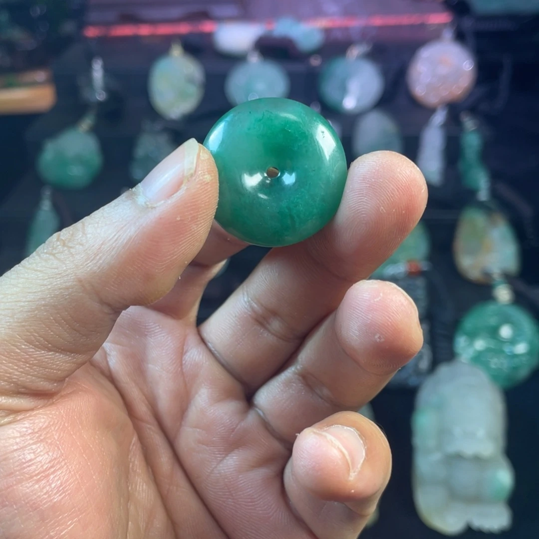 石英质玉（非洲翠）未镶嵌颈饰