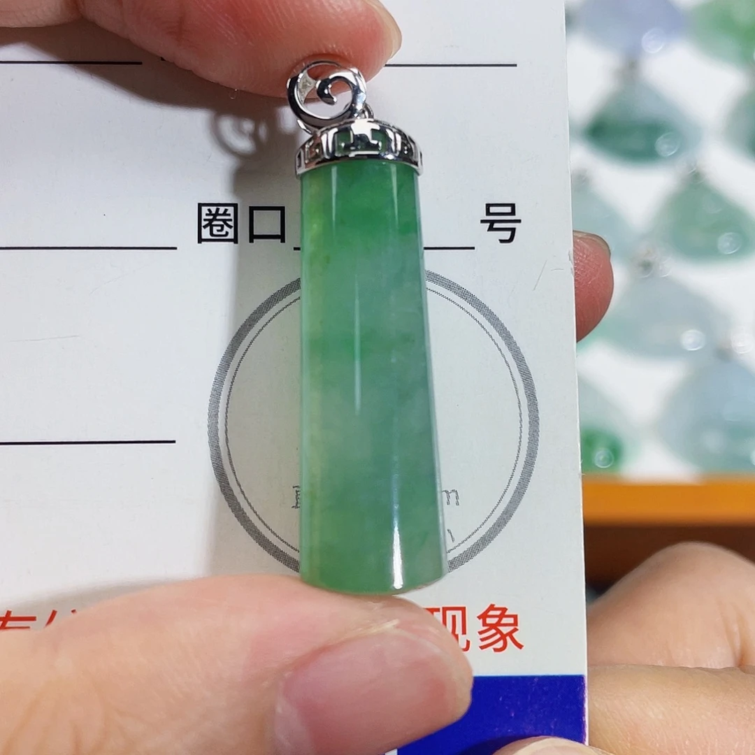 翡翠18K金镶嵌颈饰吊坠