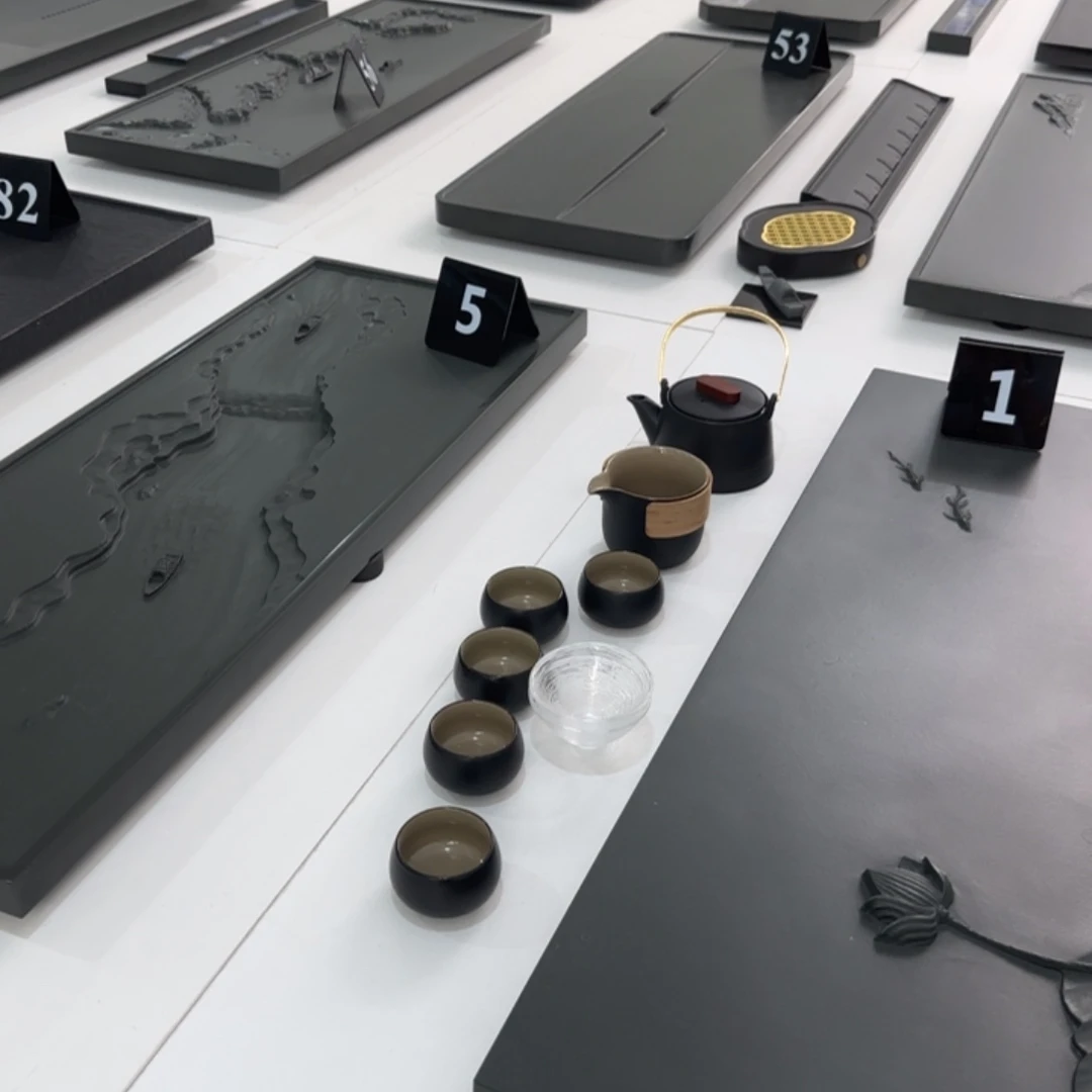 佳**瓜提梁壶一套，两个玻璃杯