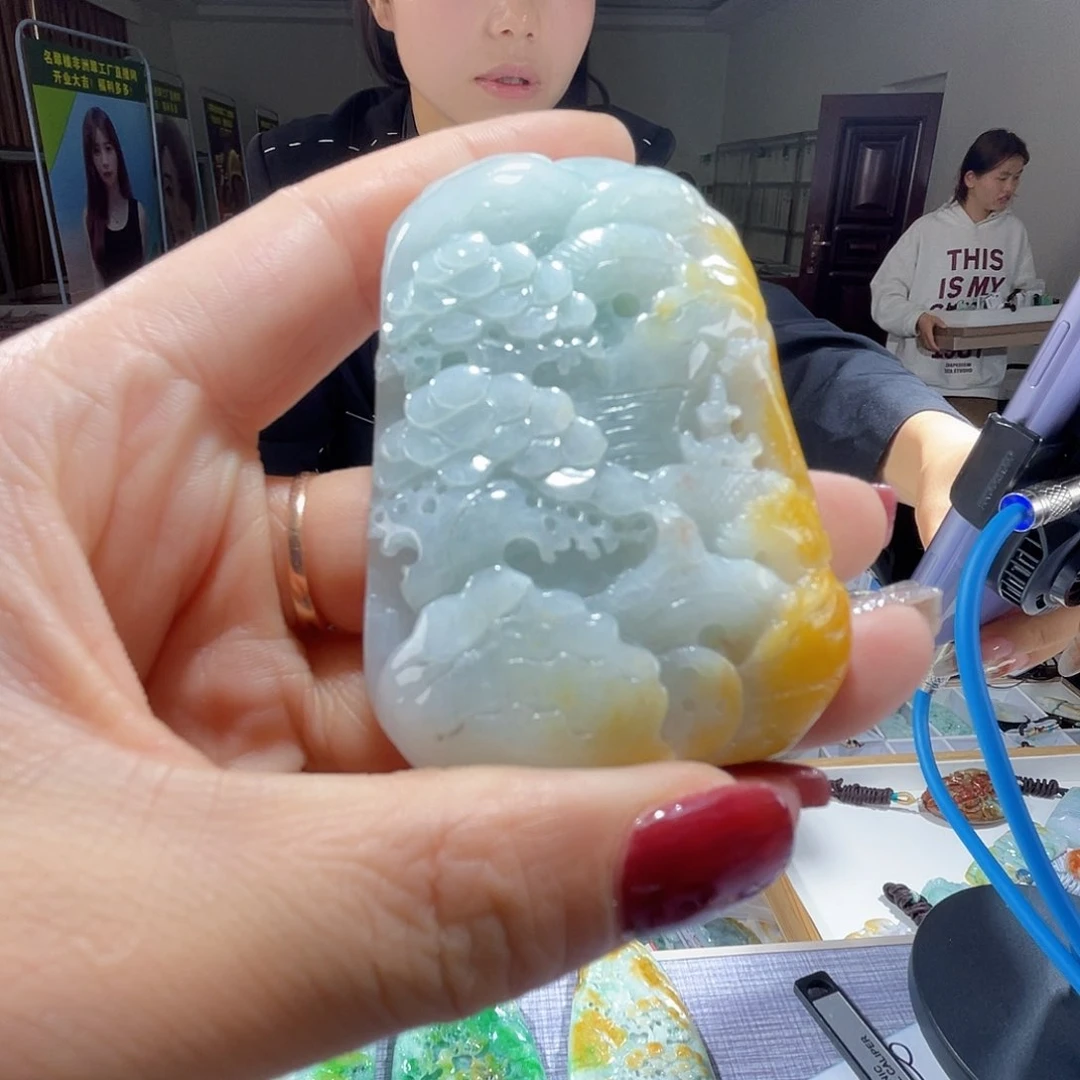 翡翠未镶嵌颈饰一个