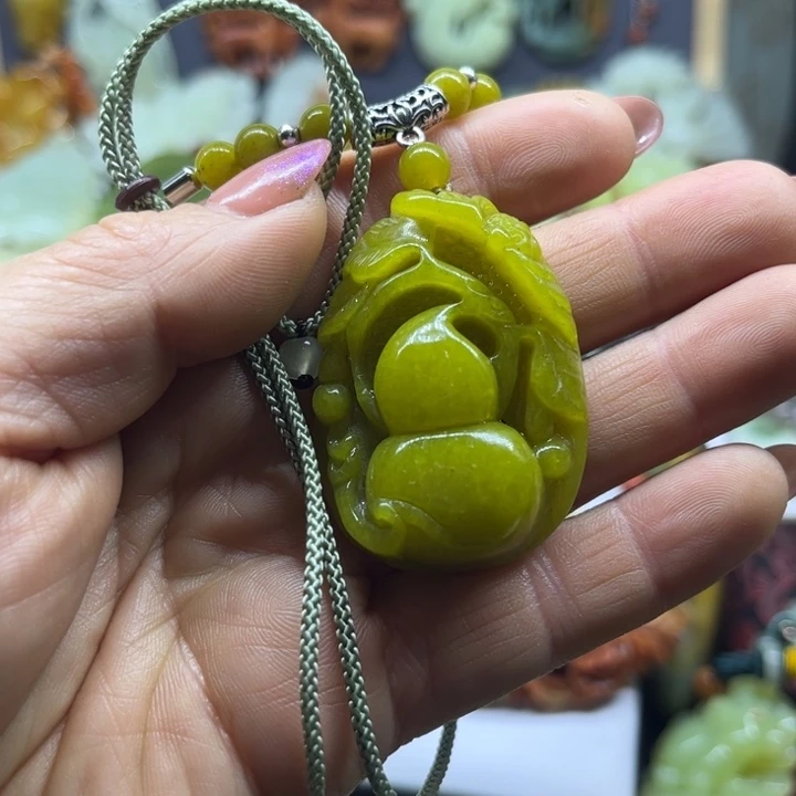 蛇纹石玉未镶嵌颈饰