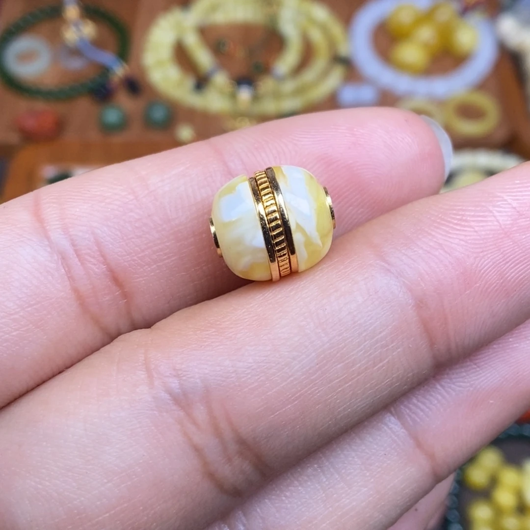 刘***馨琥珀未镶嵌手链卡10