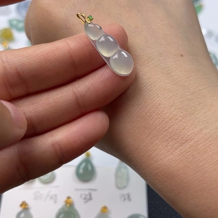 翡翠18K金镶嵌颈饰福豆