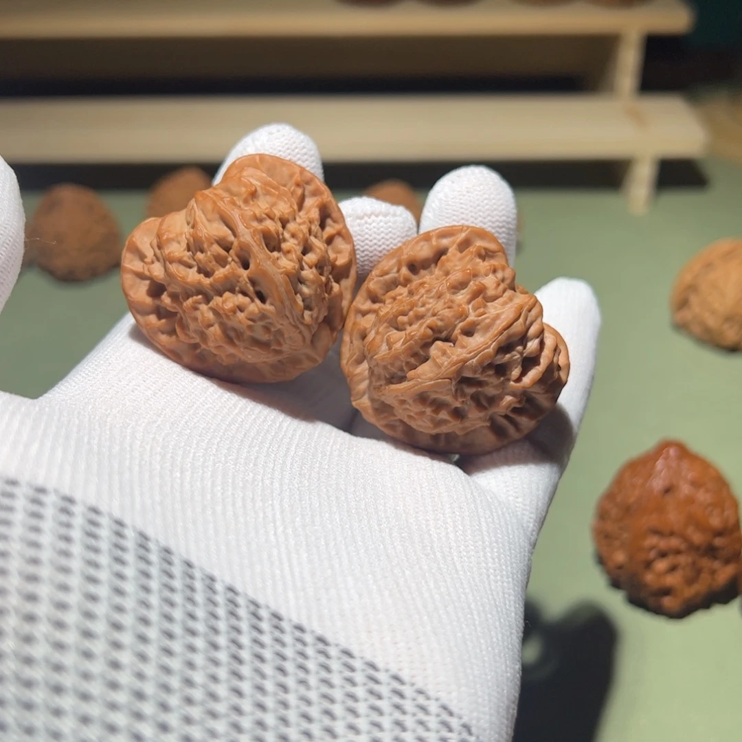 文玩核桃把件39白狮子桃心桩