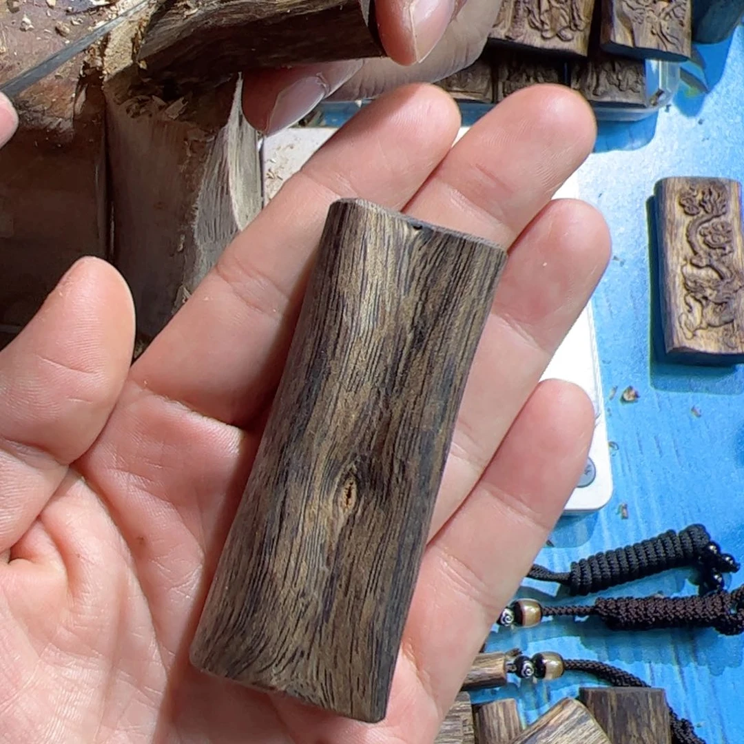 沉香吊坠绿棋素牌20克