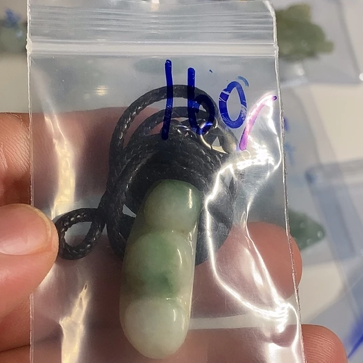 翡翠未镶嵌颈饰飘花福豆