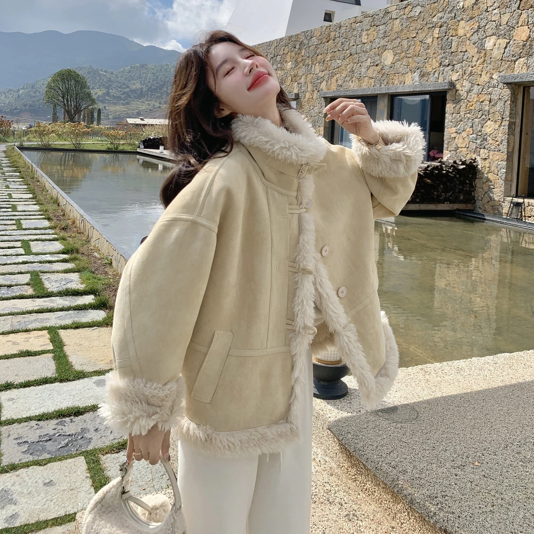 浅黄色奶呼呼毛绒拼接短款外套女2025冬季新款巨好看皮毛一体棉服