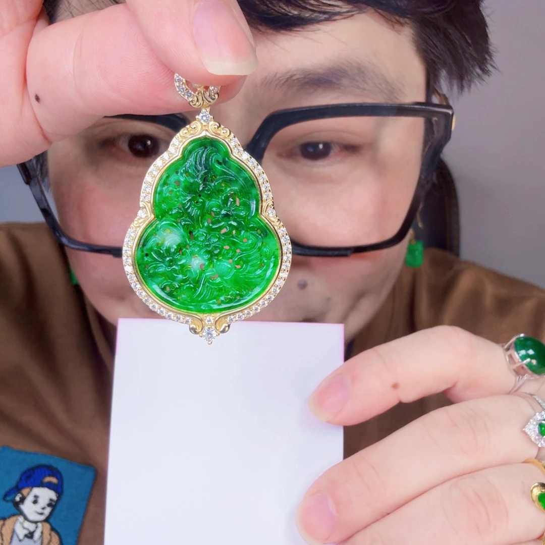 翡翠未镶嵌颈饰一件