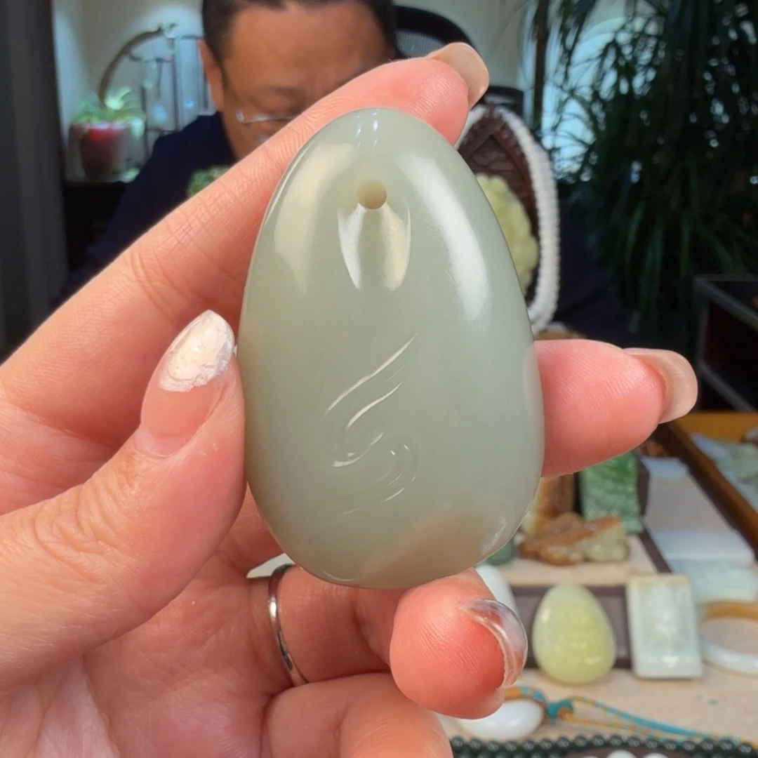 保***姐和田玉未镶嵌颈饰