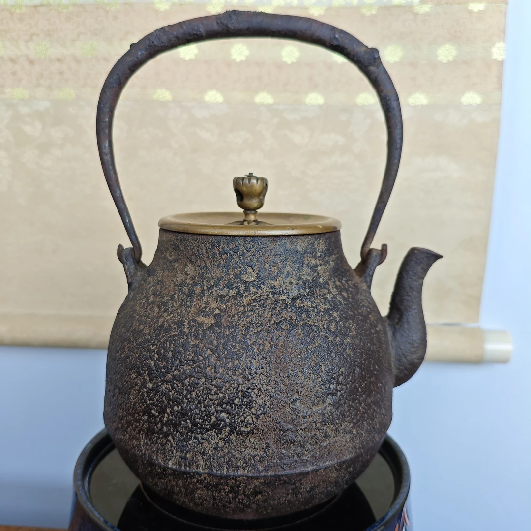 【高级品】名釜师 加藤忠三郎 造 岩肌纹鹤首型老铁壶 容量约1310ml