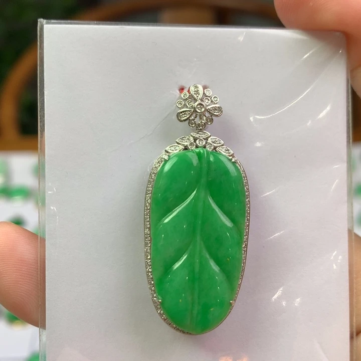 翡翠18K金镶嵌颈饰翡翠吊坠