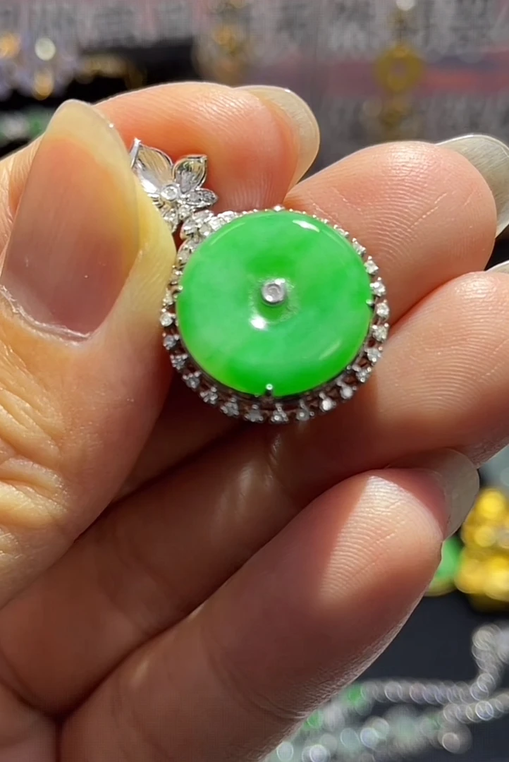 18k金镶嵌翡翠甜甜圈吊坠阳绿色