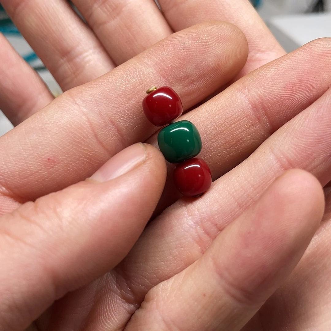 玻璃颈饰三连珠油绿加景洪