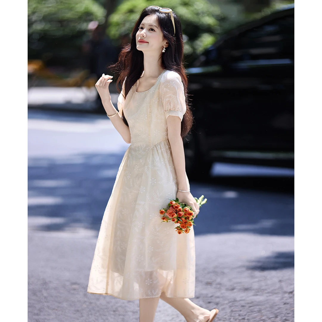 尚静仙女风气质珍珠领褶皱收腰显瘦连衣裙2025夏季新款高腰中长裙