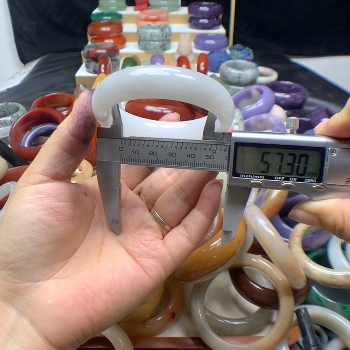 未镶嵌手镯石英质玉