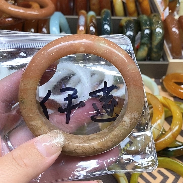 未镶嵌蛇纹石玉手镯伊*