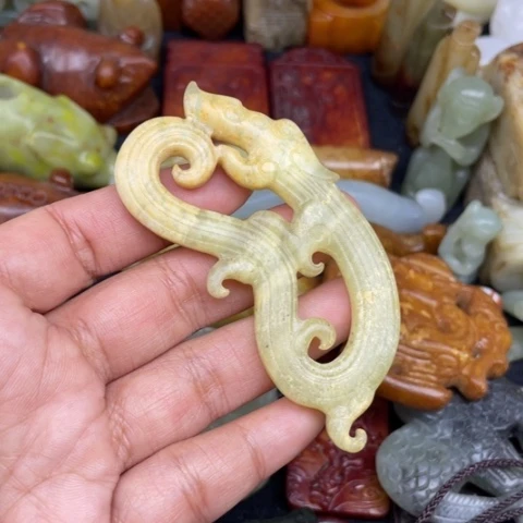 蛇纹石玉未镶嵌颈饰95