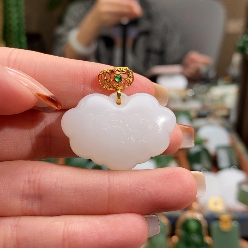 【闪购商品】吊坠(赠链)18K金镶嵌和田玉