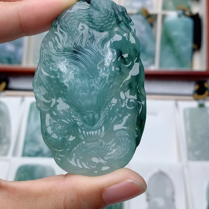 轻***尘颈饰未镶嵌翡翠龙