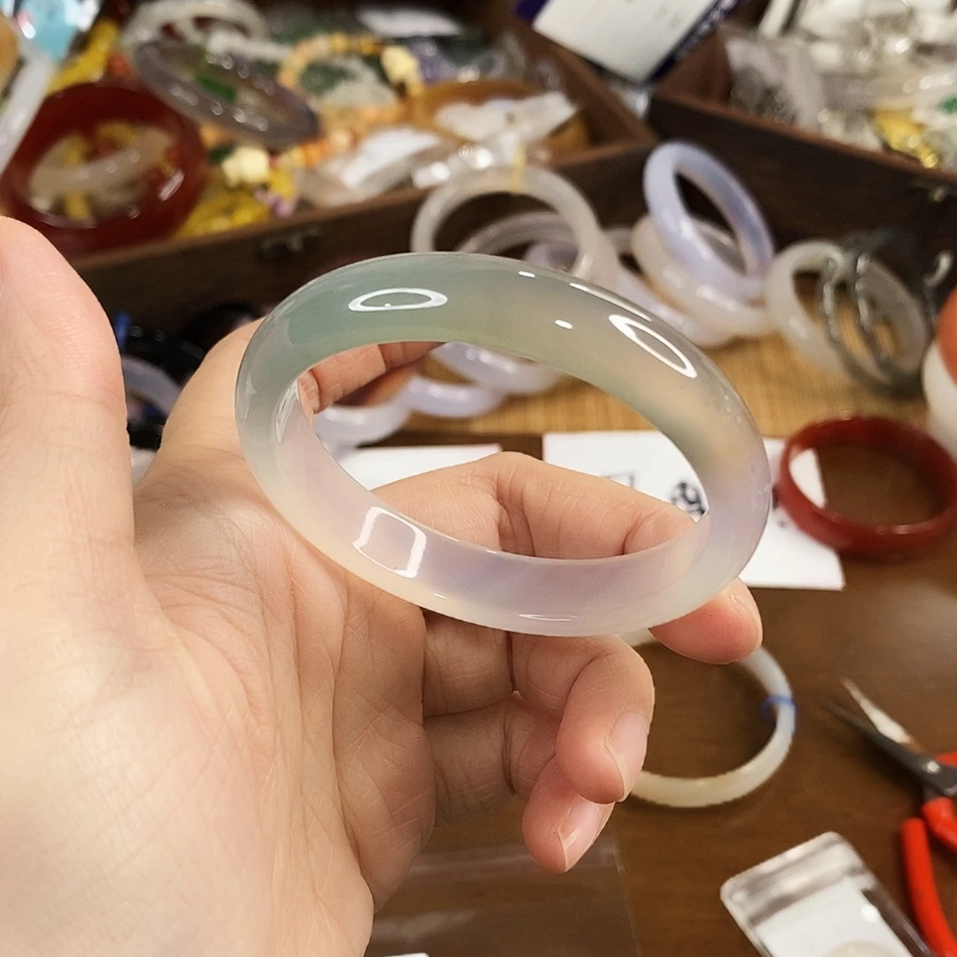 玛瑙/玉髓未镶嵌手镯0045。 53.5圈。