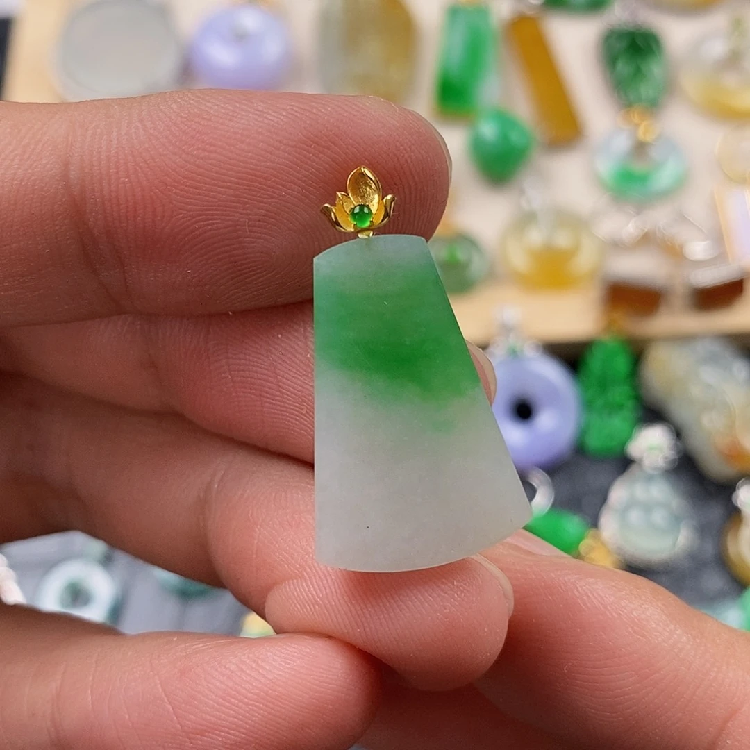 翡翠18K金镶嵌颈饰翡翠