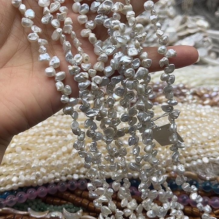 玛瑙/玉髓未镶嵌珠宝半成品一条花瓣巴洛克珍珠几颗有矿点