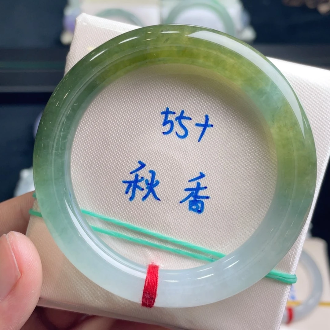 翡翠手镯未镶嵌翡翠手镯