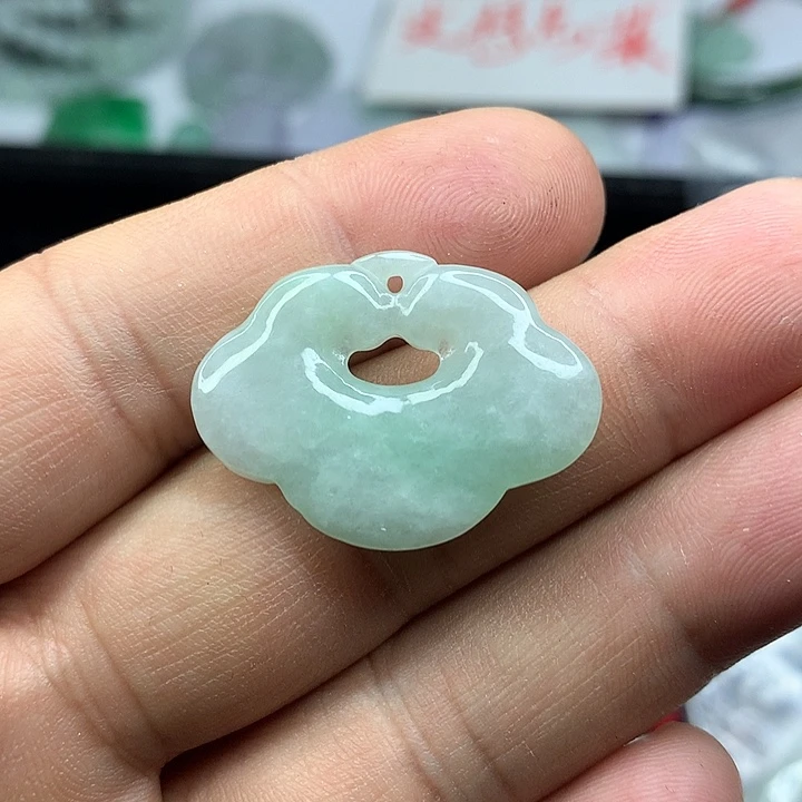 翡翠吊坠(赠链)未镶嵌