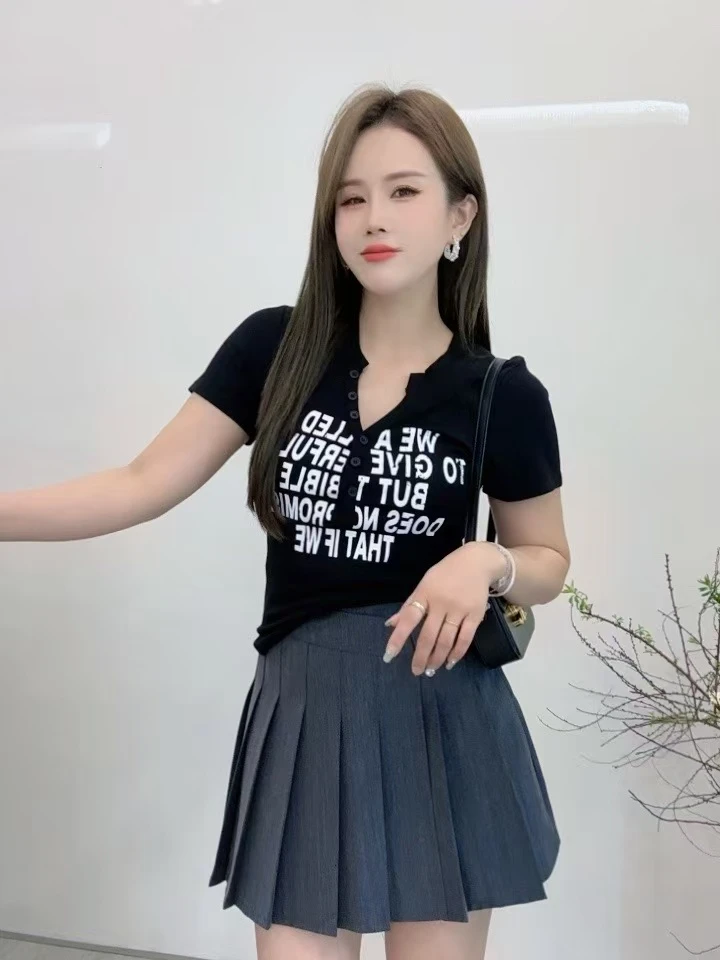 恰逢景梅子自留款时尚V领气质显瘦设计感字母印花减龄短袖t恤女