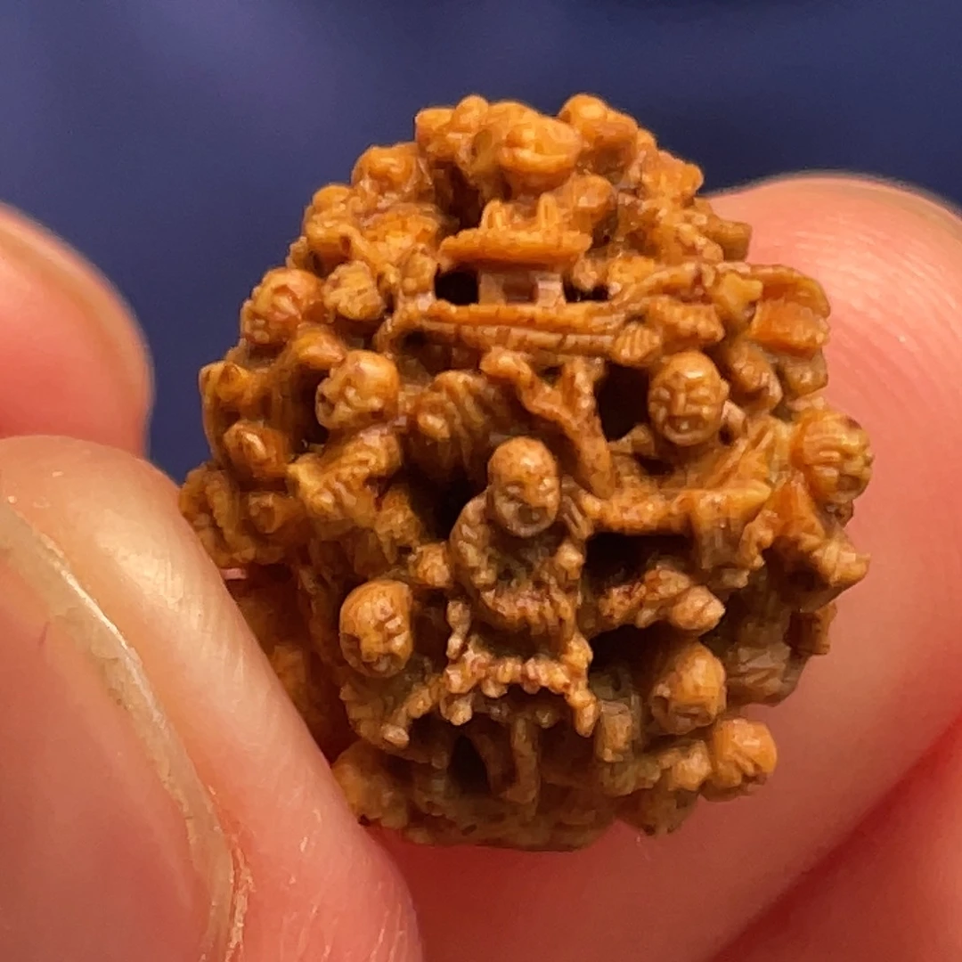 桃核层次镂空风景人物核雕作品