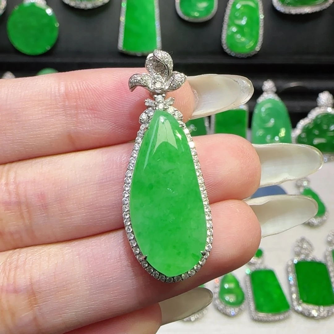 翡翠18K金镶嵌颈饰