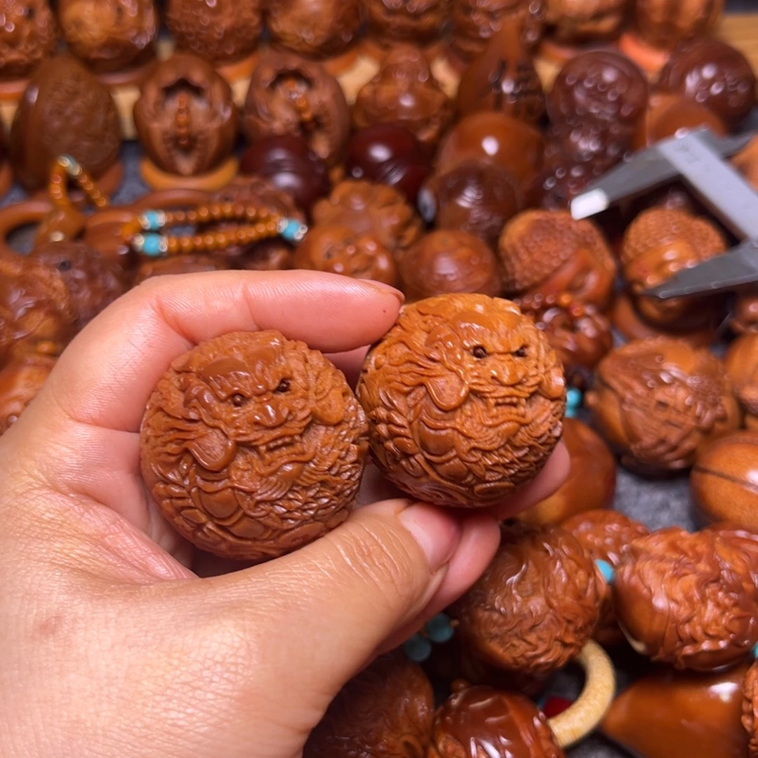 鹤***哥橄榄核吊坠龙球一对