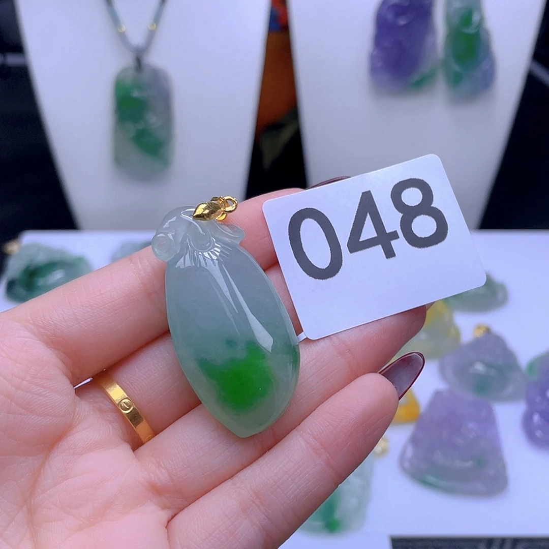 翡翠吊坠(赠链)未镶嵌