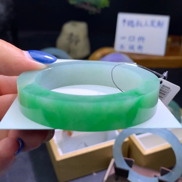 未镶嵌翡翠手镯定制翡翠