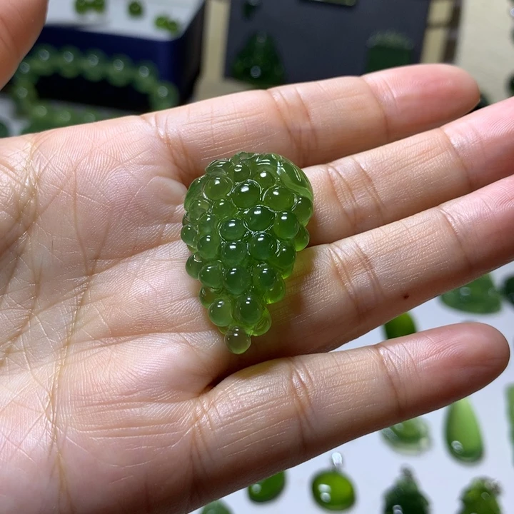 岫玉未镶嵌颈饰吊坠