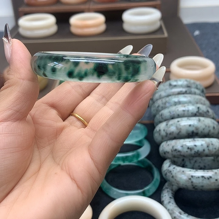 石英质玉未镶嵌手镯