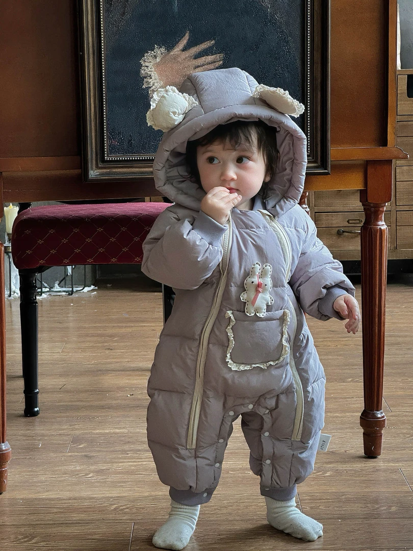 2025冬季婴幼儿韩系外出羽绒爬服宝宝可爱卡通连帽加厚羽绒连体衣