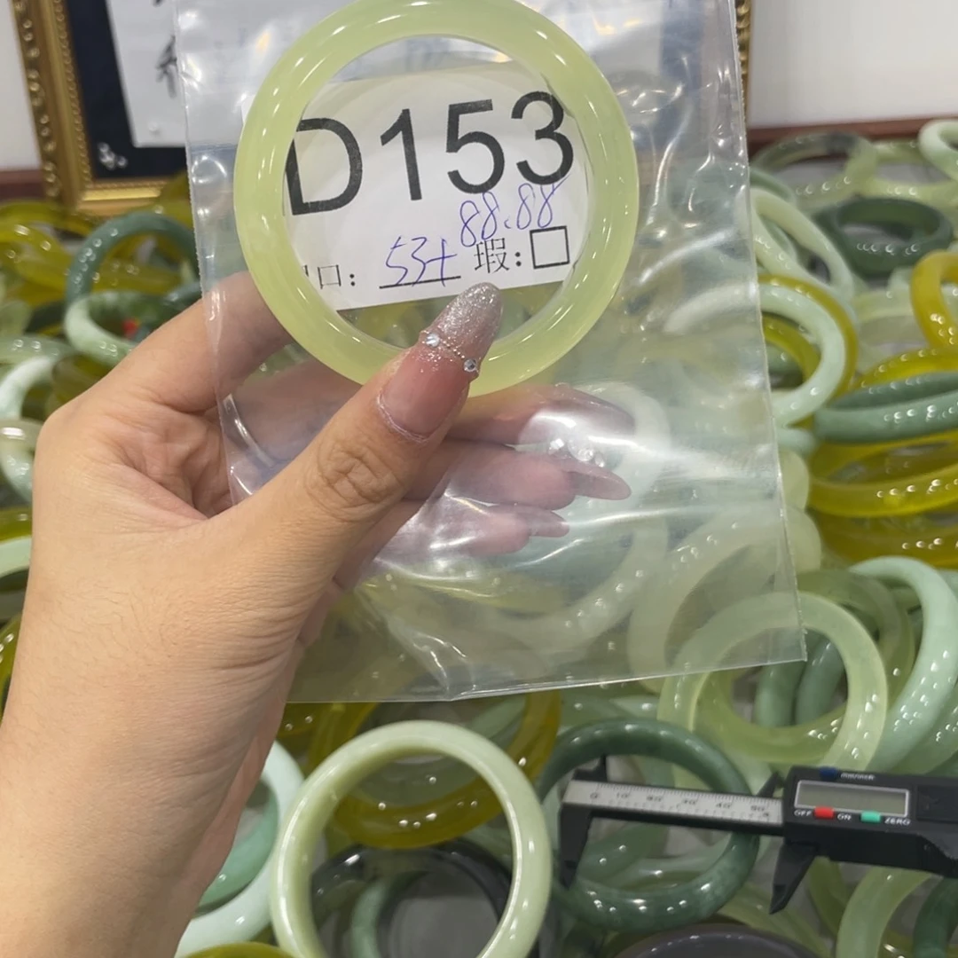 未镶嵌蛇纹石玉颈饰君*。