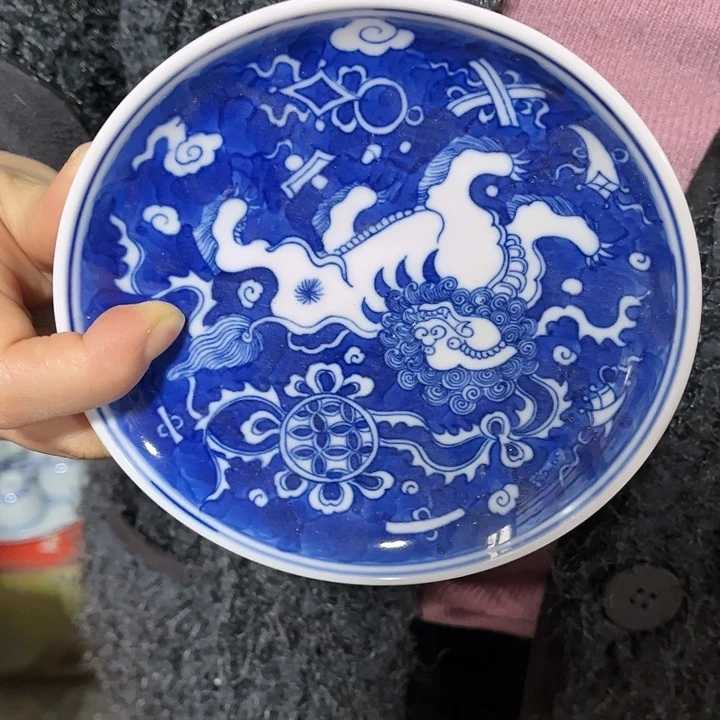 瓷片//////直径13.5厘米。红西西。