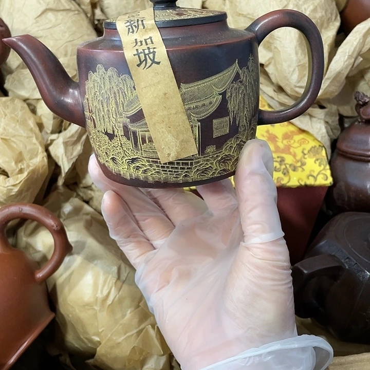 茶壶紫砂原矿泥料，手工制作的一把紫砂壶。