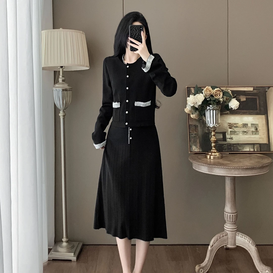 高端精致珍珠针织两件套2025年秋冬新款单排扣短款开衫背心裙套装