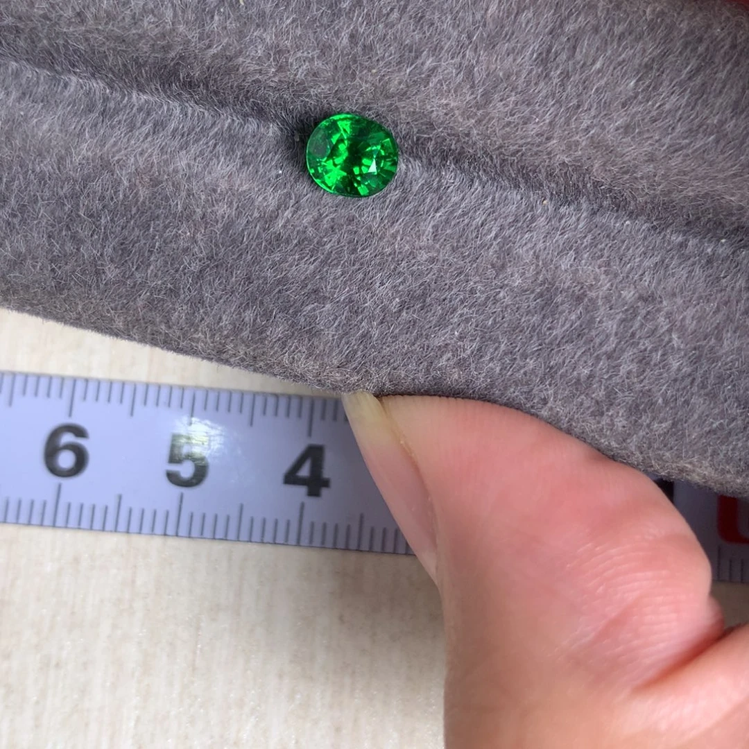 未镶嵌石榴石（沙弗莱）裸石1.06 卡扎尼绿