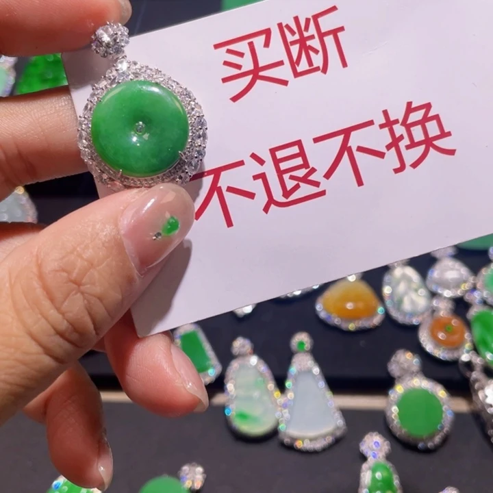 焱***姐颈饰银S925镶嵌翡翠