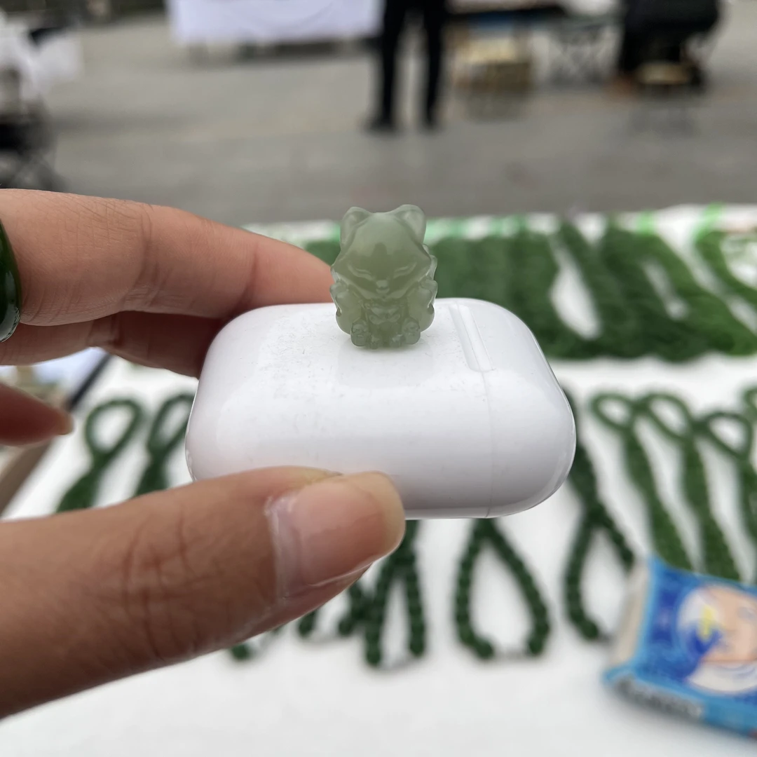 和田玉冰底湖水绿聪明伶俐九尾狐