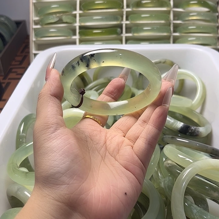飞****未镶嵌蛇纹石玉手镯