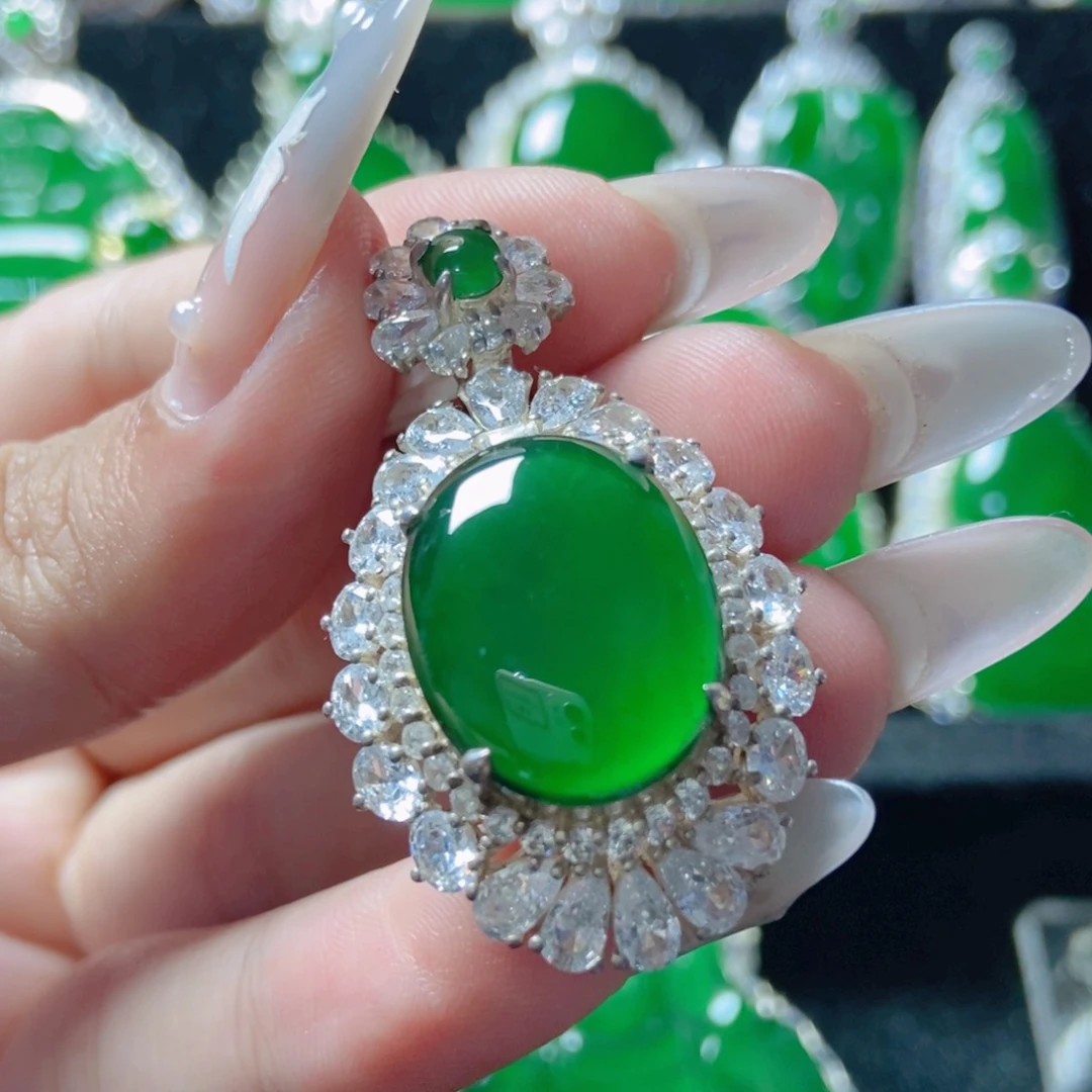 翡翠银S925镶嵌颈饰18。