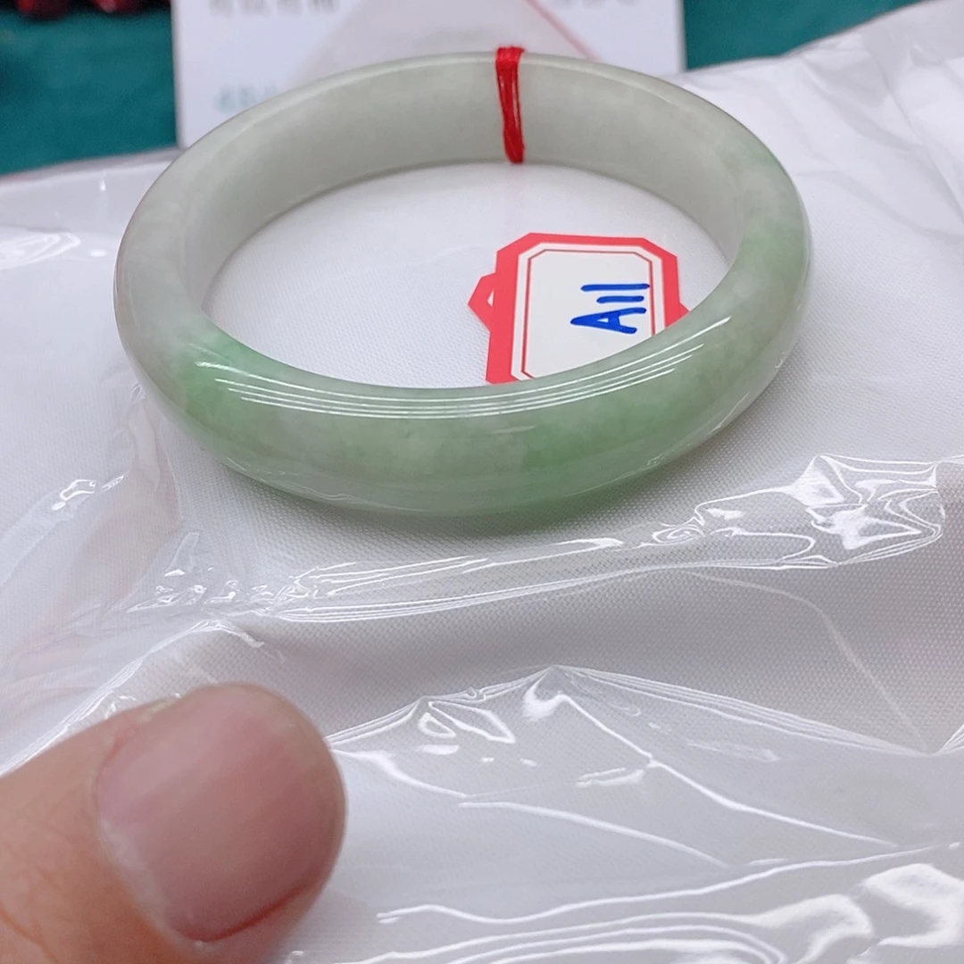 翡翠手镯未镶嵌?**忧A111111111