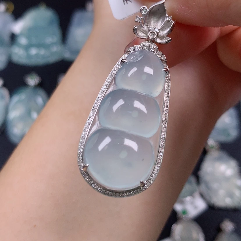 【闪购商品】翡翠未镶嵌颈饰豆子