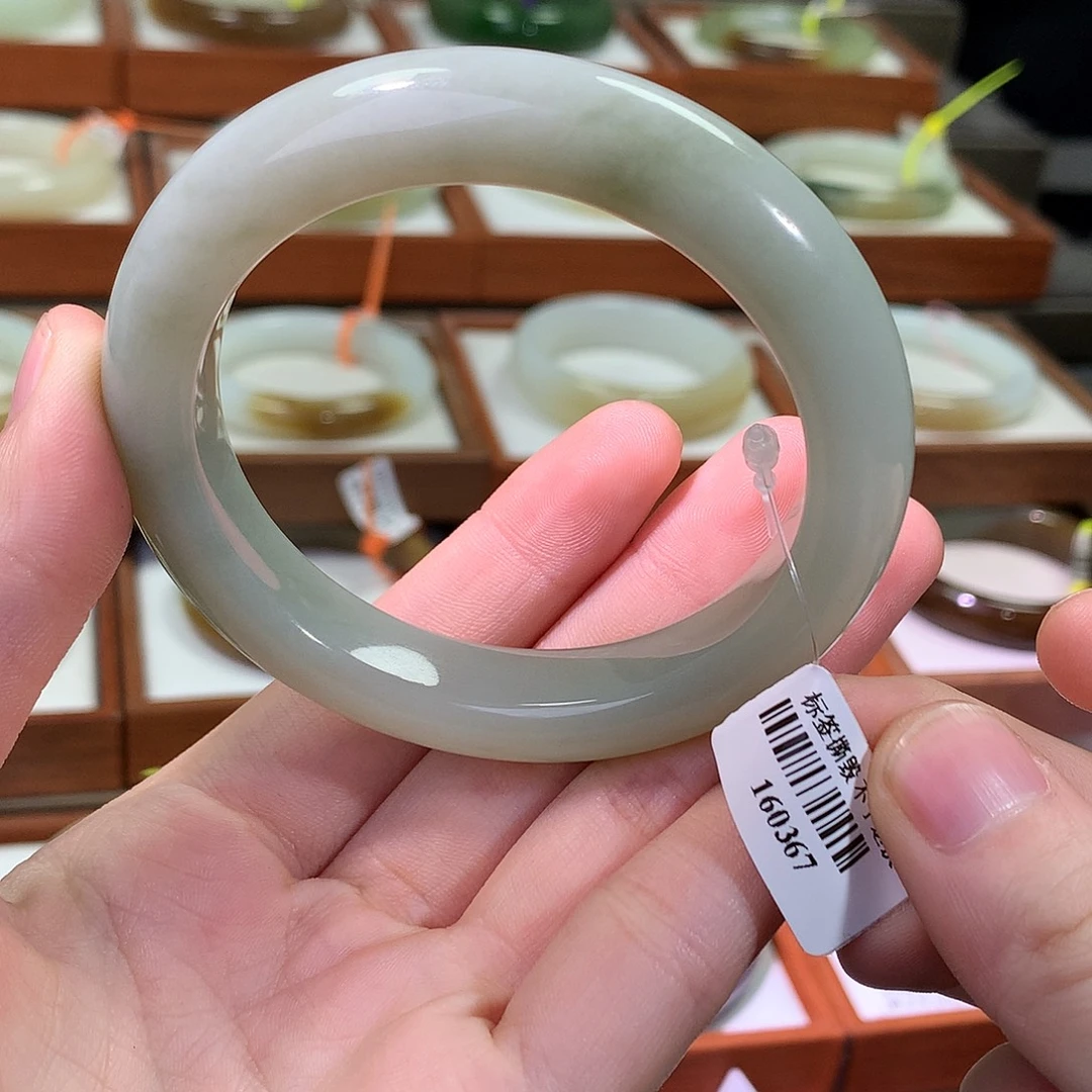 碧***惠和田玉未镶嵌手镯56.57