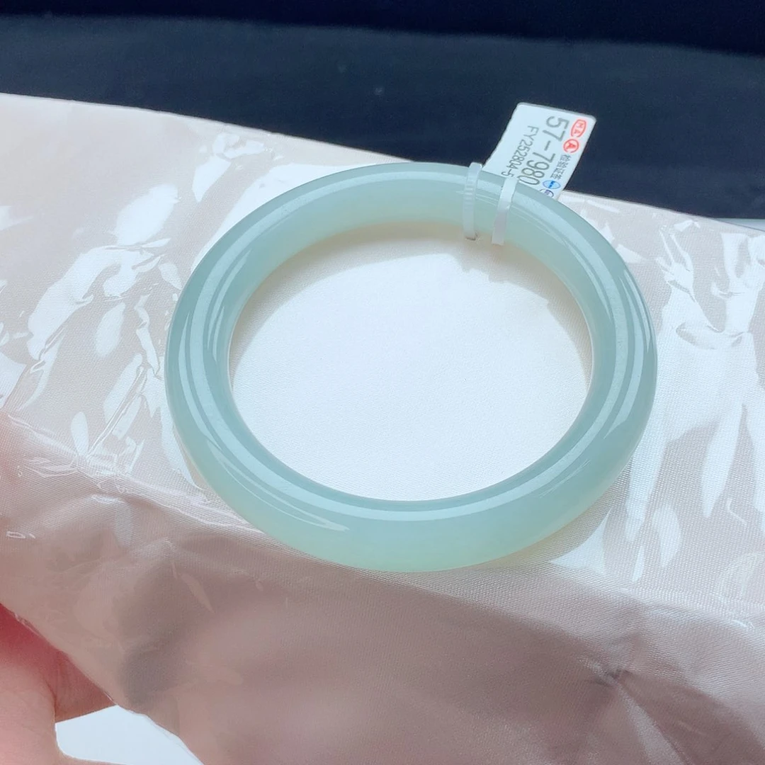 翡翠手镯未镶嵌8号胶润淡绿圆条